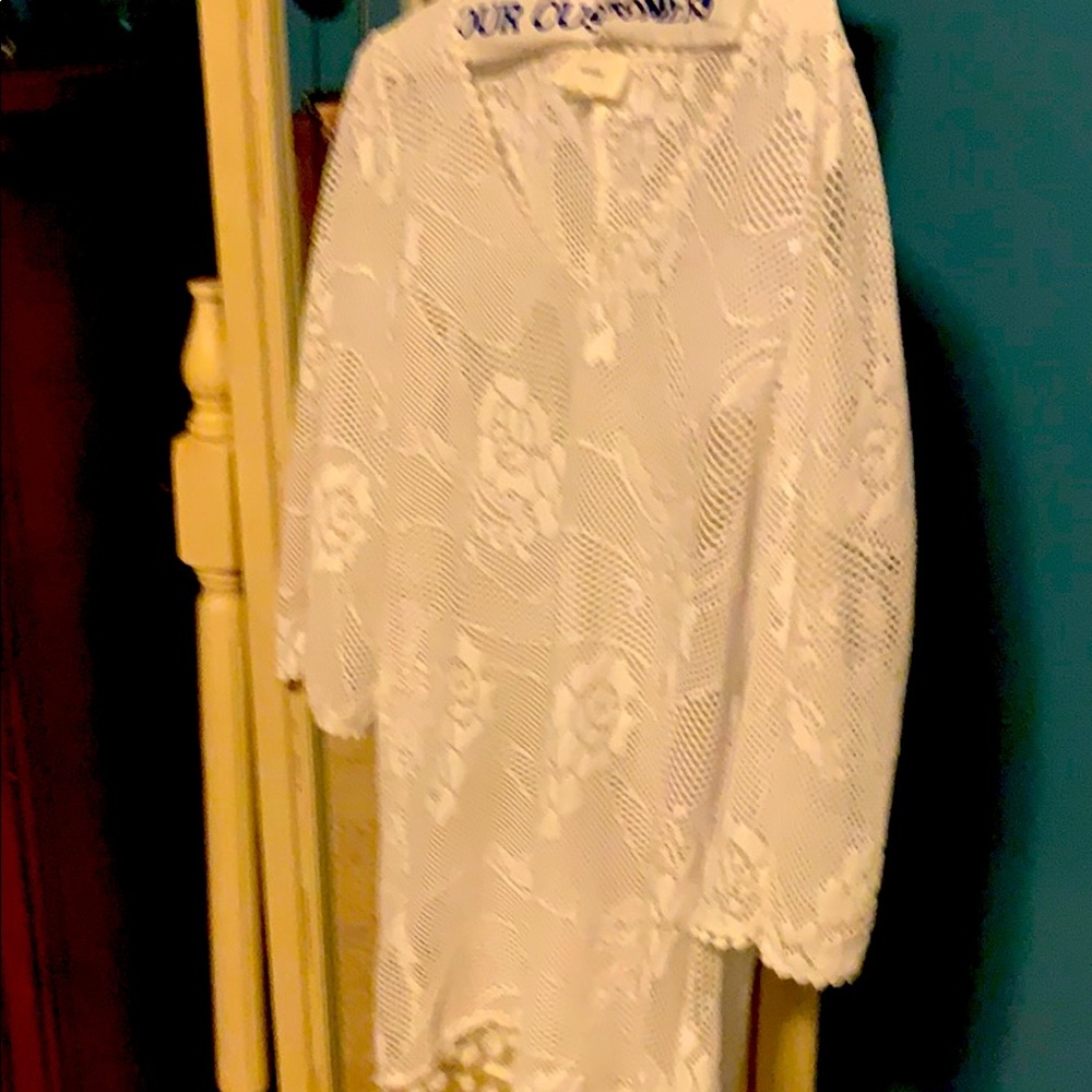 En creme beach cover up :) 🌊